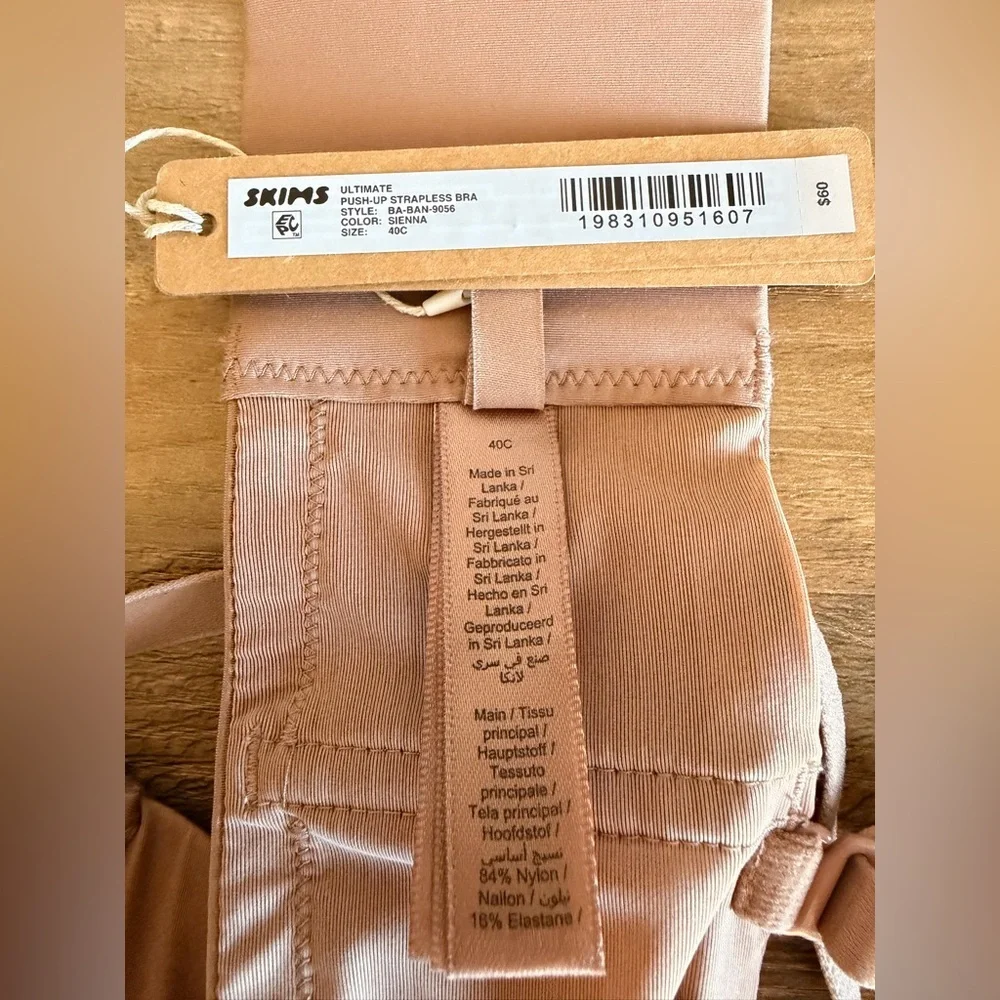 SKIMS Strapless Ultimate Push-up Bra - Picture 3 of 3